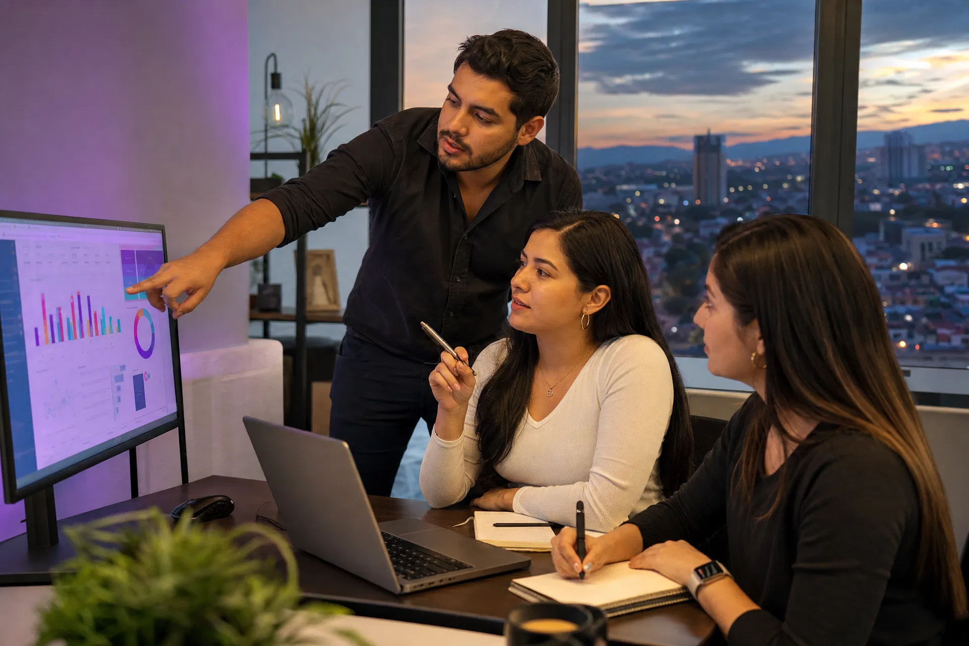 Equipo Brabo Agency trabajando en estrategia